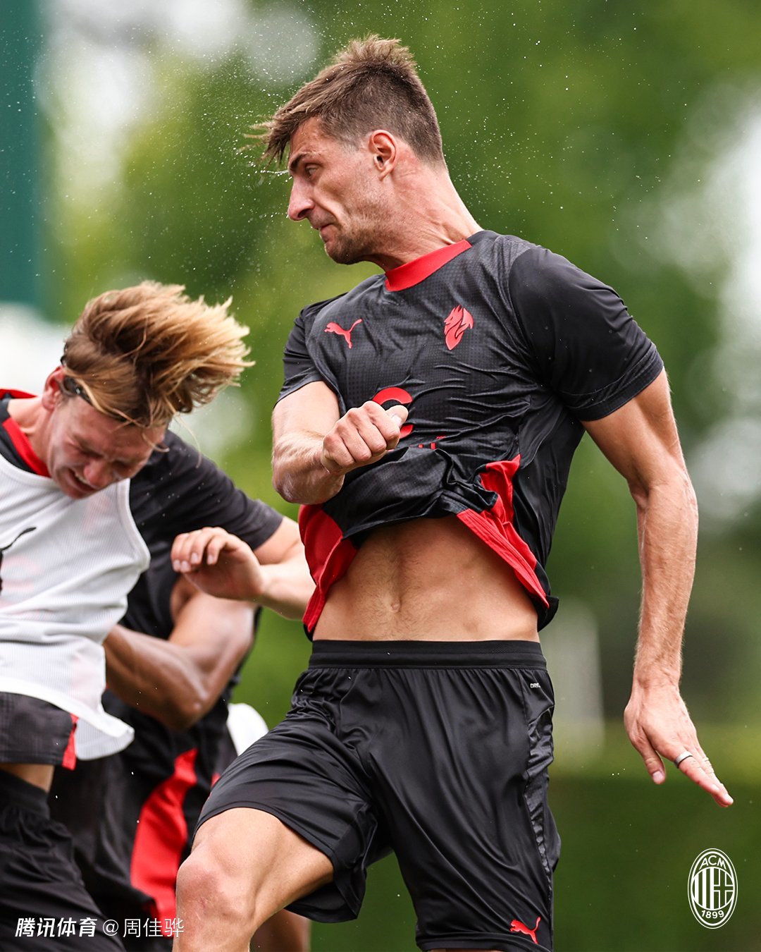 包含AC米兰发布备战花絮,今晚绝杀压哨,CBA季后赛任务艰巨,团队化学反应显著的词条-开云官网